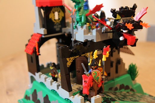 6082-Dragon-Knights-Fire-Breathing-Fortress-3-small